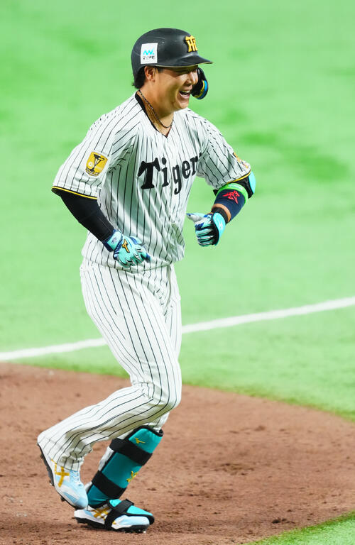 球宴】隙のない男・大山悠輔が見せたドヤ顔 会心2ランで自軍ベンチに
