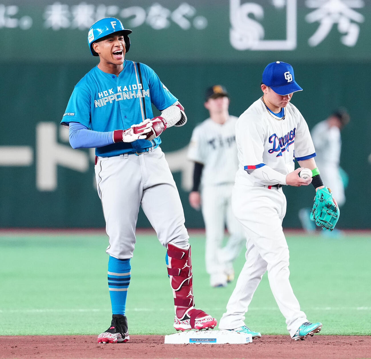 全セ対全パ　3回表全パ1死、二塁打を放ち笑顔の万波中正（撮影・鈴木みどり）