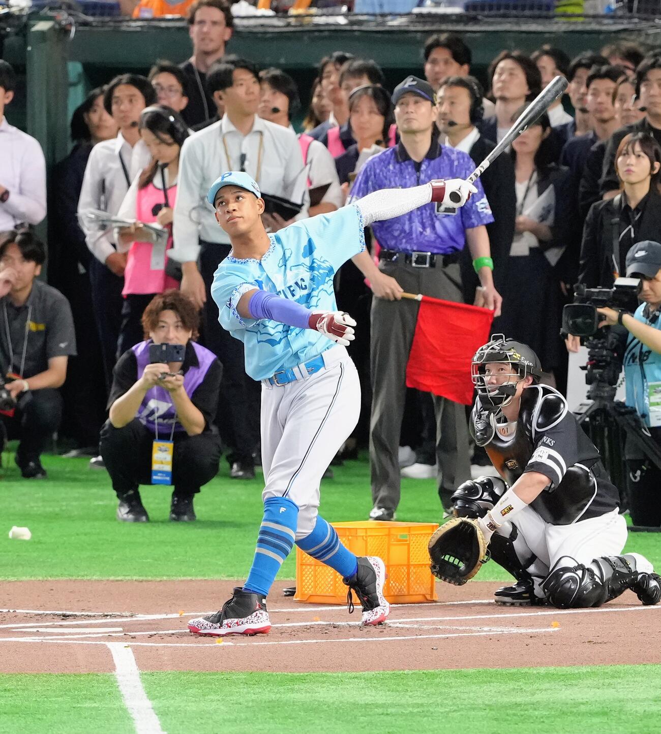 マイナビオールスターゲーム2026　第1戦　全セ対全パ　ホームランダービーで柵越えの当たりを放つ日本ハム万波中正（撮影・足立雅史）