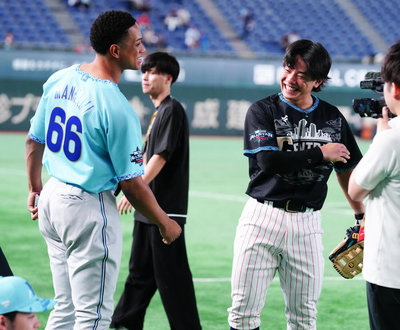 全セ対全パ　談笑するヤクルト増田珠（右）と日本ハム万波中正（撮影・鈴木みどり）