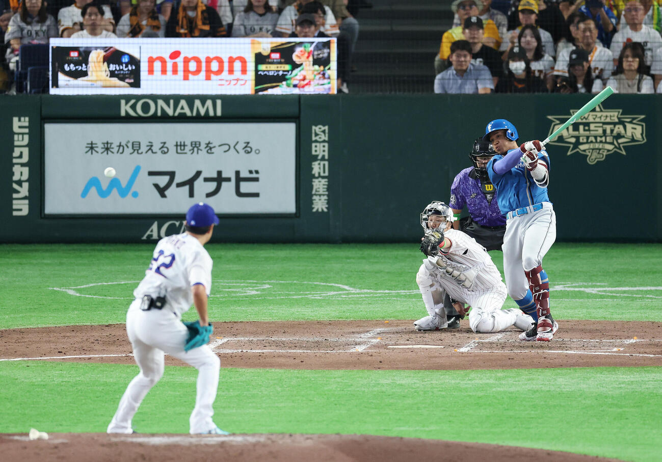 全セ対全パ　5回表全パ無死二塁、適時打を放つ万波中正。投手大野雄大（撮影・宮地輝）