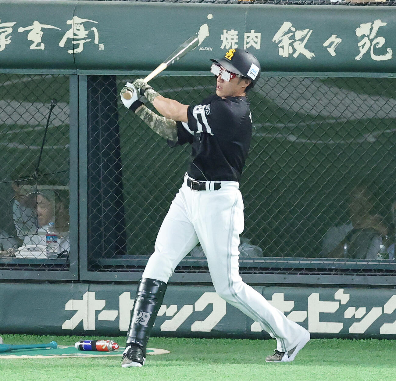 全セ対全パ　7回表全パ2死三塁、辰己涼介の楽天カードのめがねをかけバットを振る柳田悠岐（撮影・宮地輝）