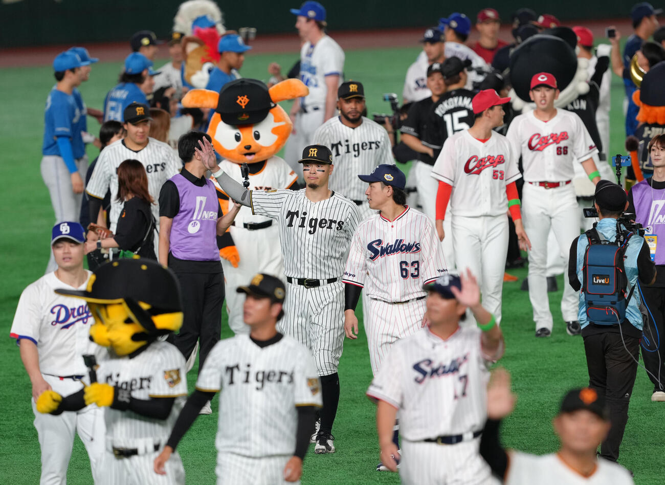 マイナビオールスターゲーム2026　第1戦　全セ対全パ　試合後、スタンドの声援に手を振って応える全セ佐藤輝明（中央）（撮影・足立雅史）