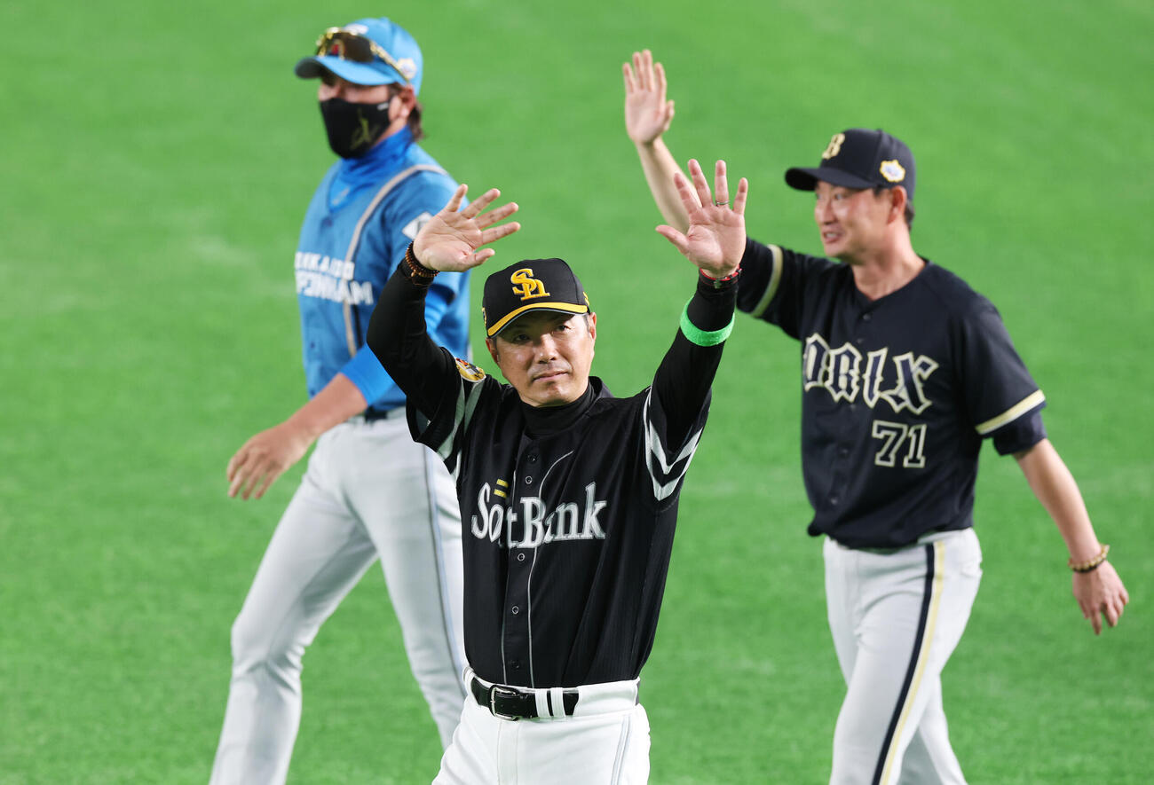 全セ対全パ　勝利しファンに手を振る全パ小久保裕紀監督（撮影・宮地輝）