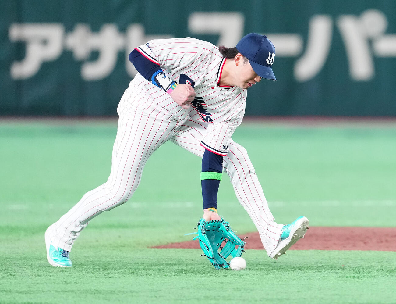 全セ対全パ　9回表全パ無死、若月健矢の打球を好捕し一塁へ送球する遊撃手長岡秀樹（撮影・鈴木みどり）