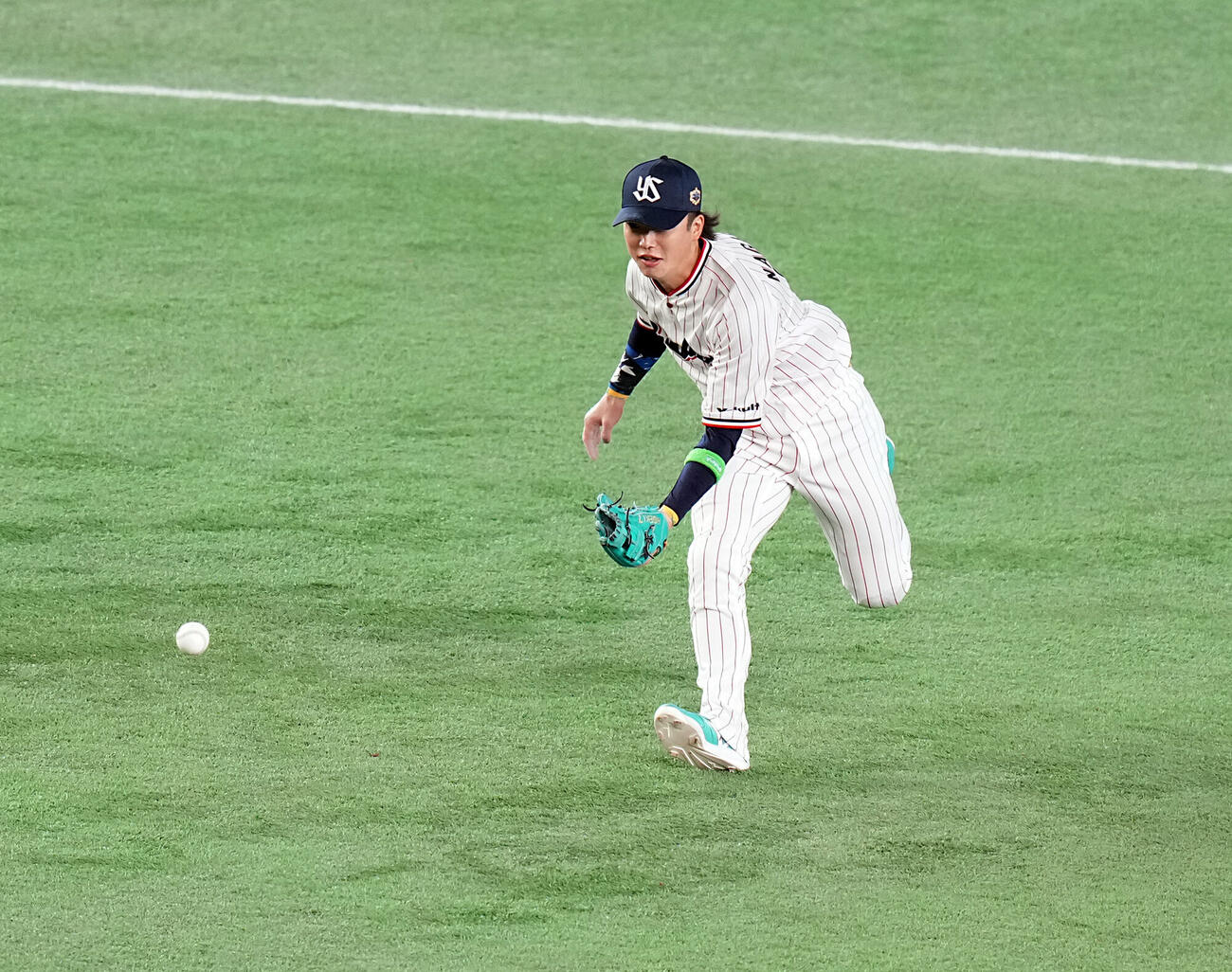 マイナビオールスター20226　第1戦　全セ対全パ　9回表全パ無死、若月健矢も遊ゴロをさばく長岡秀樹（撮影・たえ見朱実）