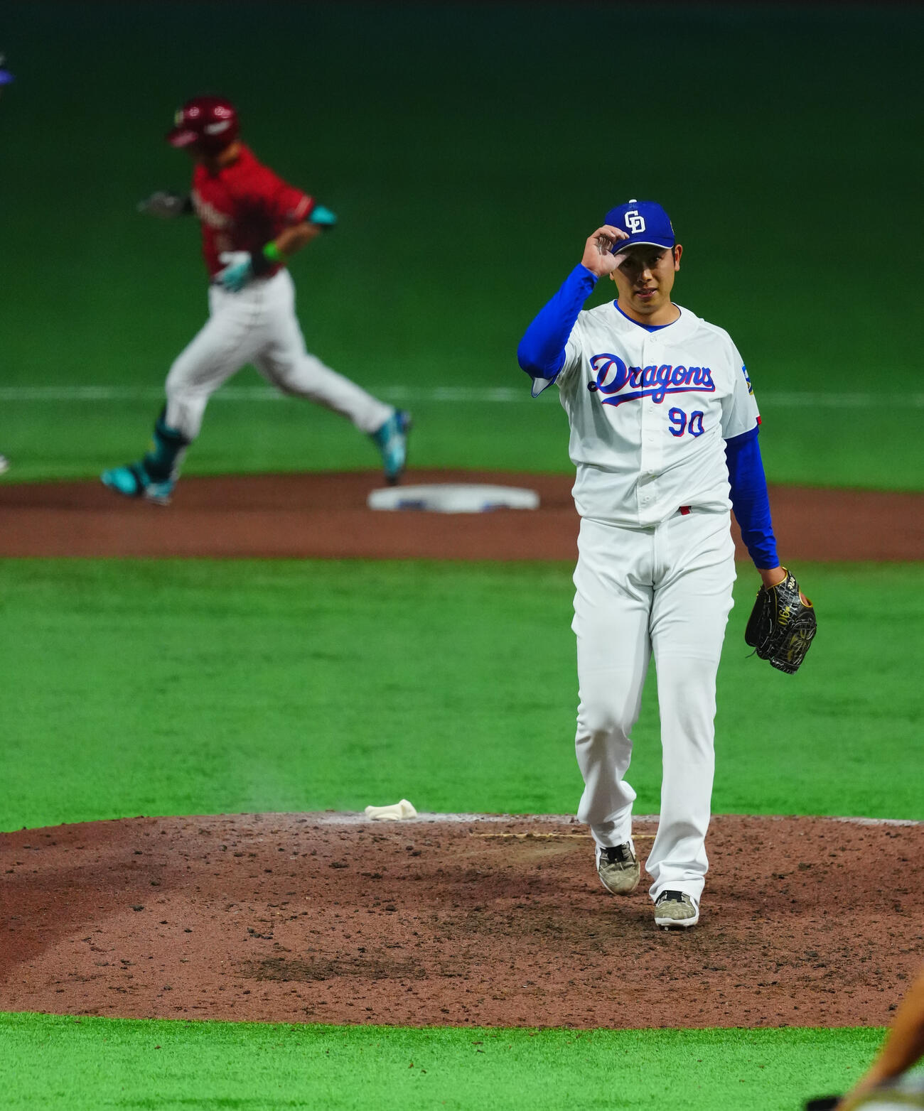 全セ対全パ　8回表全パ無死、村林一輝（後方）に2者連続となるソロ本塁打を浴びる松山晋也（撮影・垰建太）