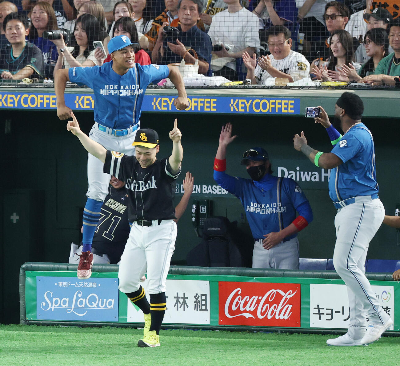 全セ対全パ　勝利しベンチからジャンプして喜ぶ全パ万波中正（左）ら（撮影・宮地輝）
