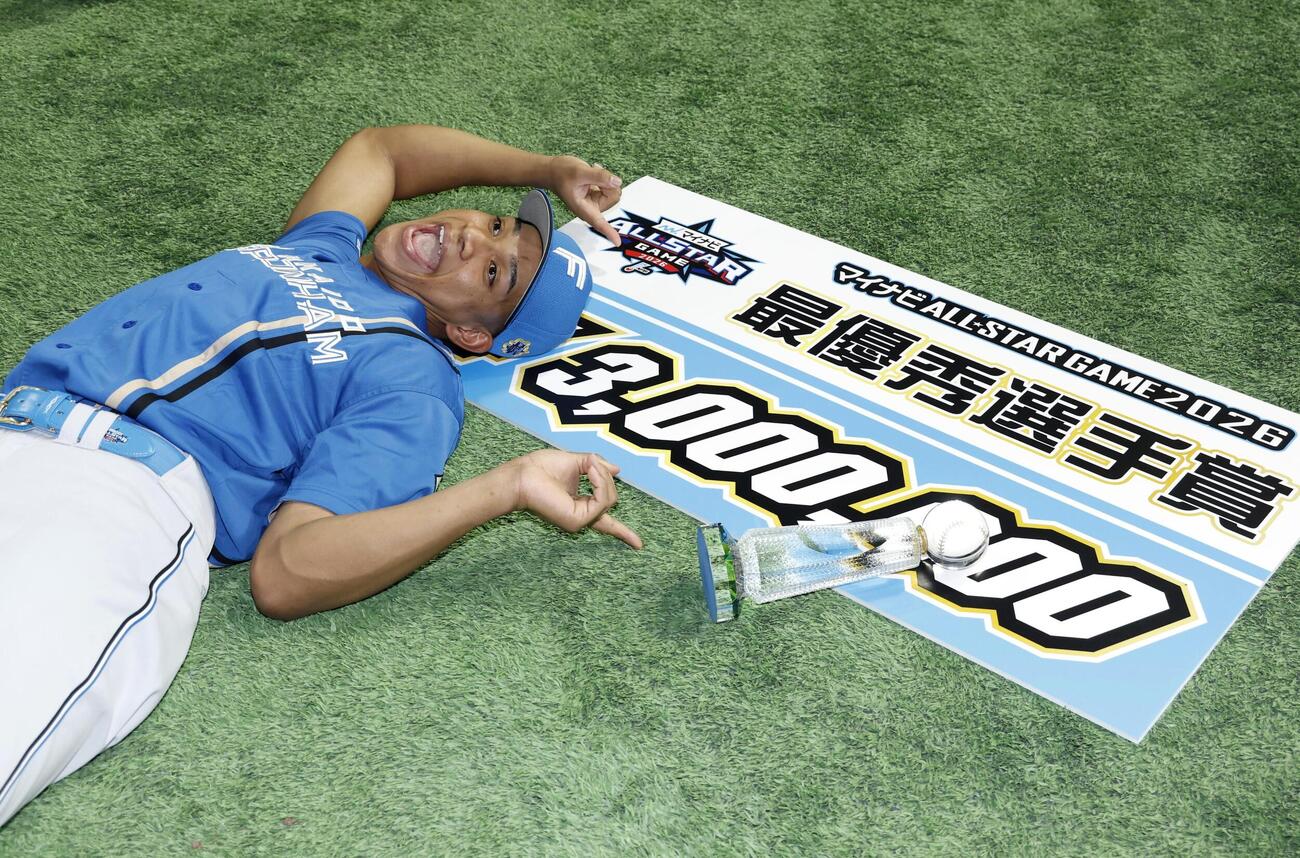 最優秀選手賞を受賞し、記念写真に納まる全パ・万波＝東京ドーム（共同）