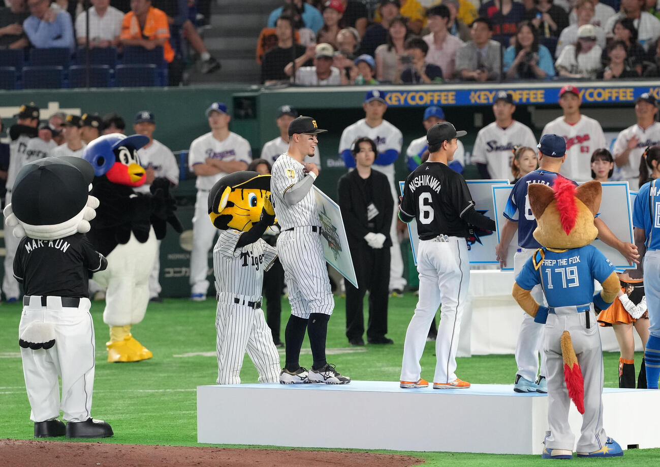 マイナビオールスターゲーム2026　第1戦　全セ対全パ　マイナビドリーム賞に選出され驚きの表情を見せる全セ佐藤輝明（中央）（撮影・足立雅史）