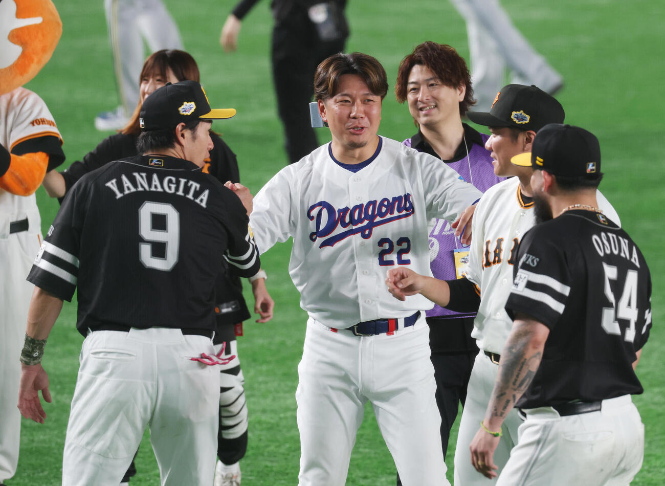 全セ対全パ　試合後、言葉を交わすソフトバンク柳田悠岐（左）、中日大野雄大（中央）、巨人坂本勇人（撮影・宮地輝）