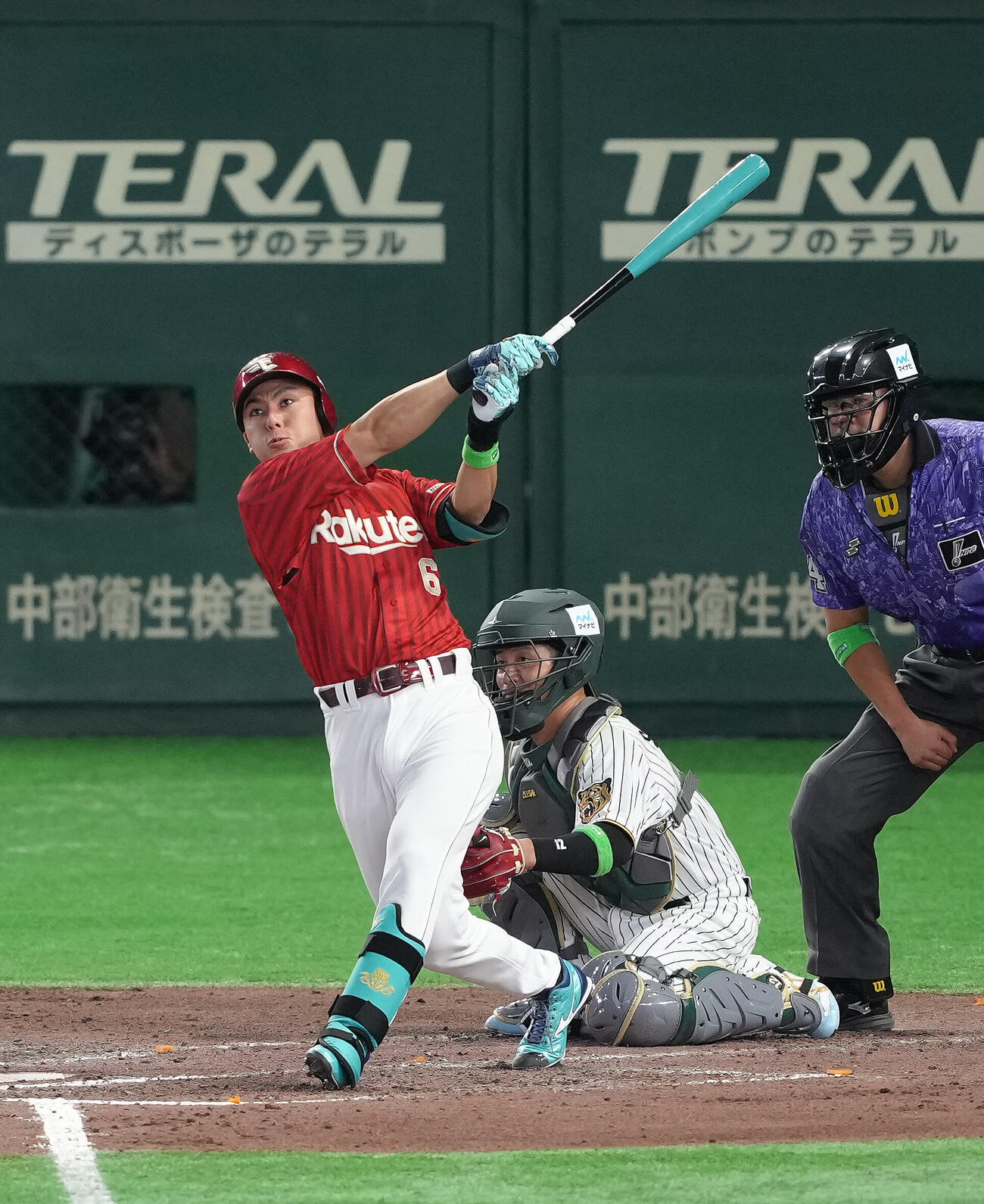 全セ対全パ　8回表全パ無死、村林一輝は左越え本塁打を放つ（撮影・足立雅史）