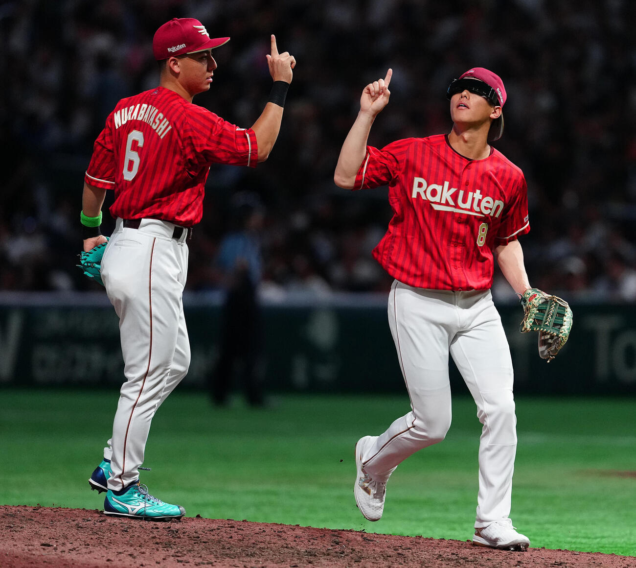 全セ対全パ　全セに勝利し、サングラスをかけハイタッチする全パ辰己涼介（右）と村林一輝（撮影・鈴木みどり）