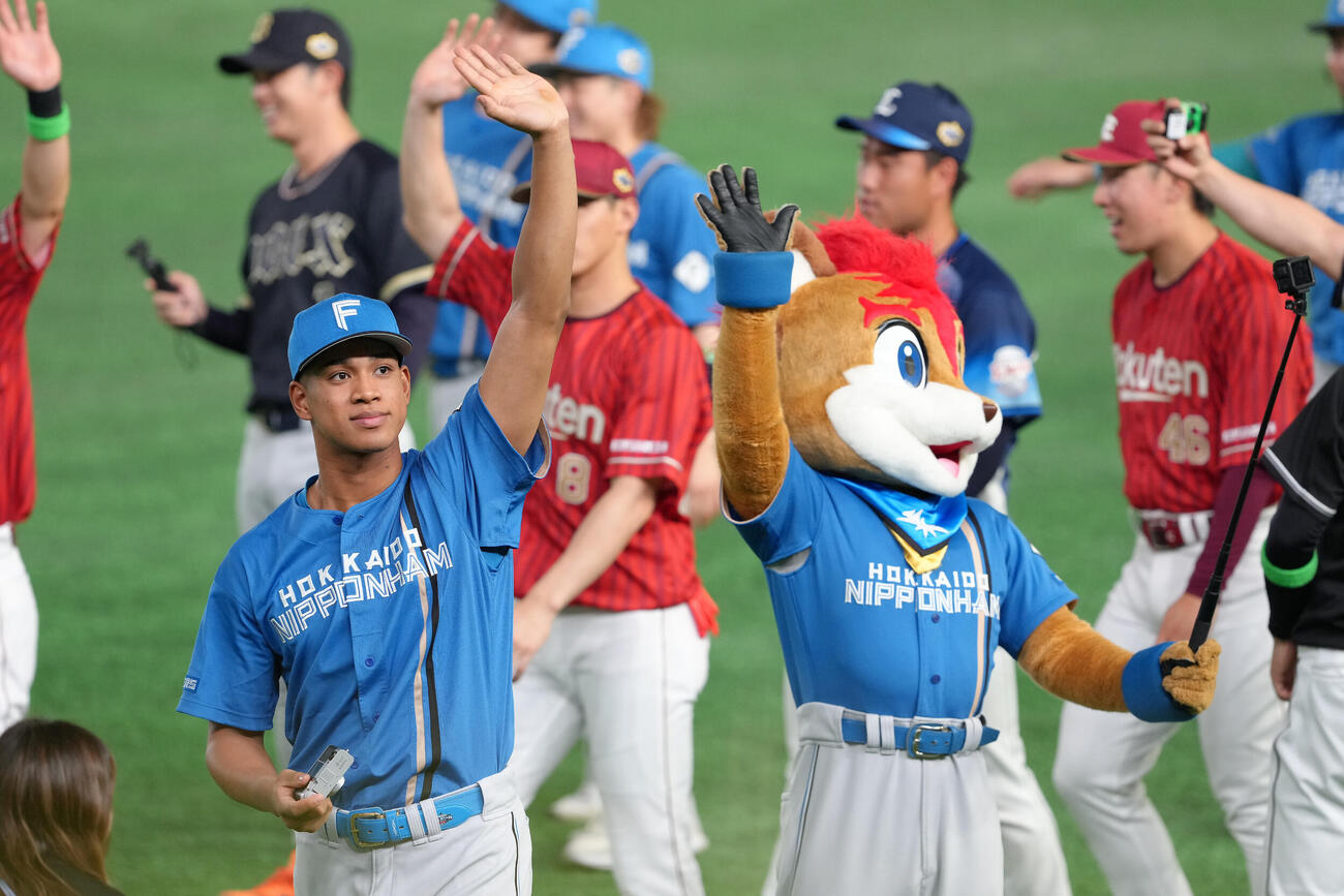 マイナビオールスターゲーム2026　第1戦　全セ対全パ　スタンドの声援に手を振って応えるMVPの全パ万波中正（撮影・足立雅史）