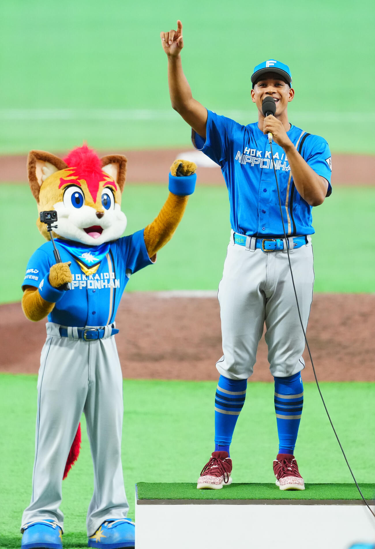 全セ対全パ　最優秀選手賞に選ばれた全パ万波中正はお立ち台で盛り上げる（撮影・垰建太）
