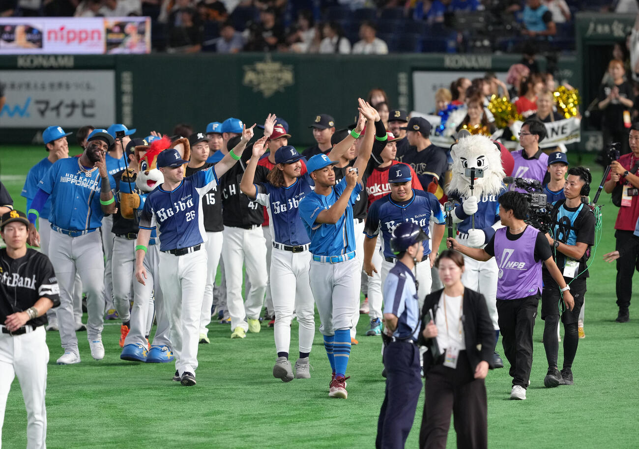 マイナビオールスターゲーム2026　第1戦　全セ対全パ　MVPの全パ万波中正（中央）は撮影を行いながらファンの声援に応える（撮影・足立雅史）
