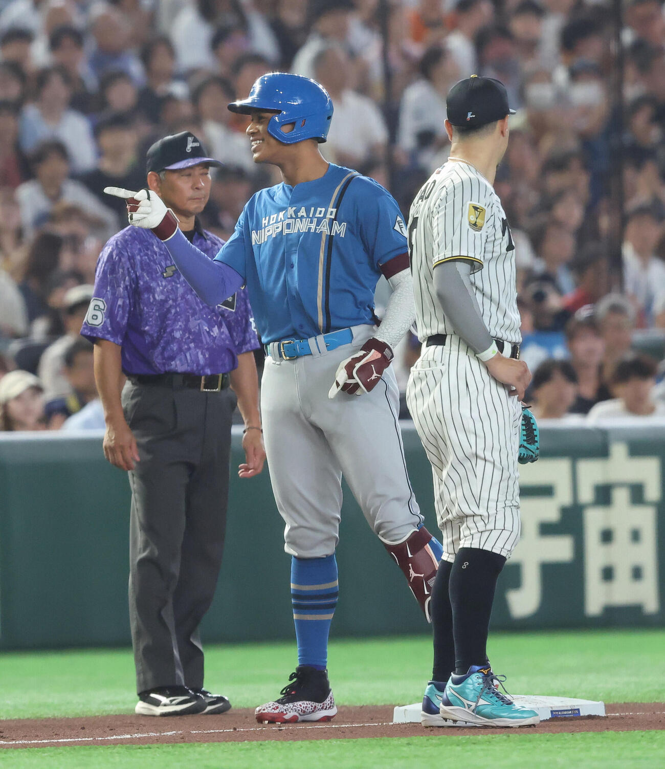 全セ対全パ　7回表全パ2死二塁、適時三塁打を放ち出塁する万波中正（撮影・河田真司）