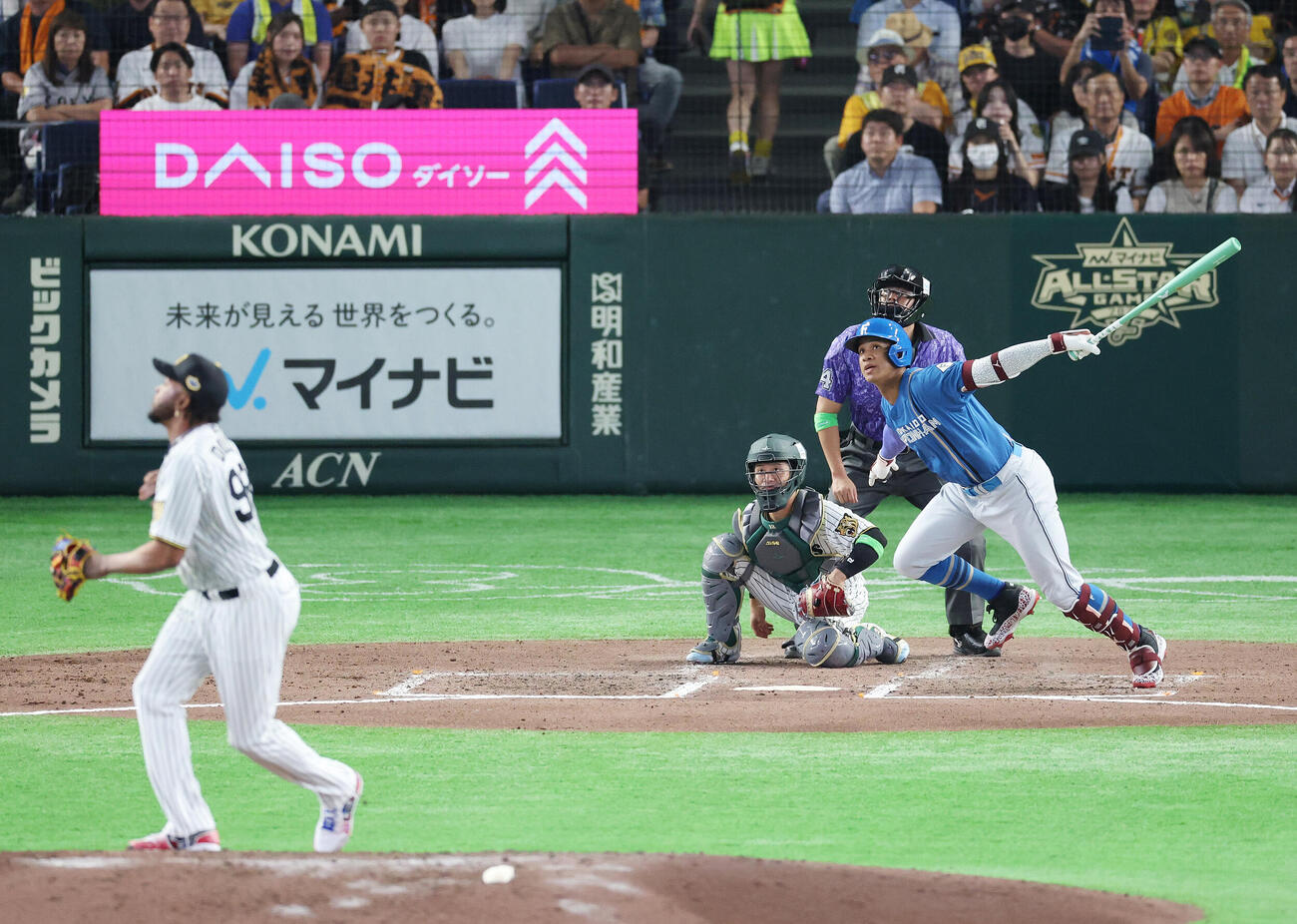 全セ対全パ　7回表全パ2死二塁、適時三塁打を放つ万波中正。投手ラファエル・ドリス（撮影・宮地輝）