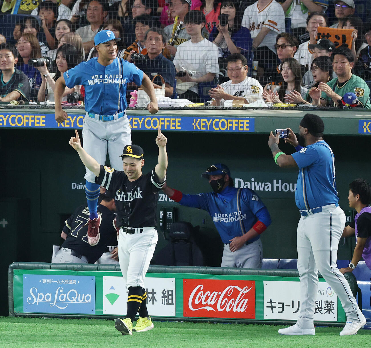 全セ対全パ勝利しベンチからジャンプして喜ぶ全パ万波中正（左）ら（撮影・宮地輝）