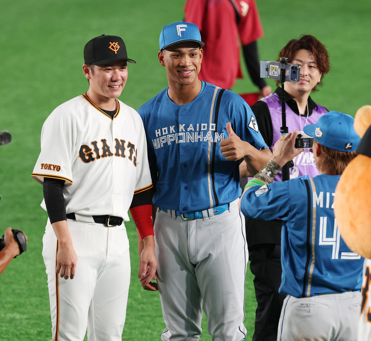 全セ対全パ　試合後、巨人坂本勇人（左）と記念撮影してもらう日本ハム万波中正（撮影・宮地輝）