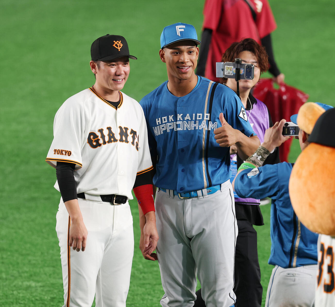 全セ対全パ　試合後、巨人坂本勇人（左）と記念撮影してもらう日本ハム万波中正（撮影・宮地輝）