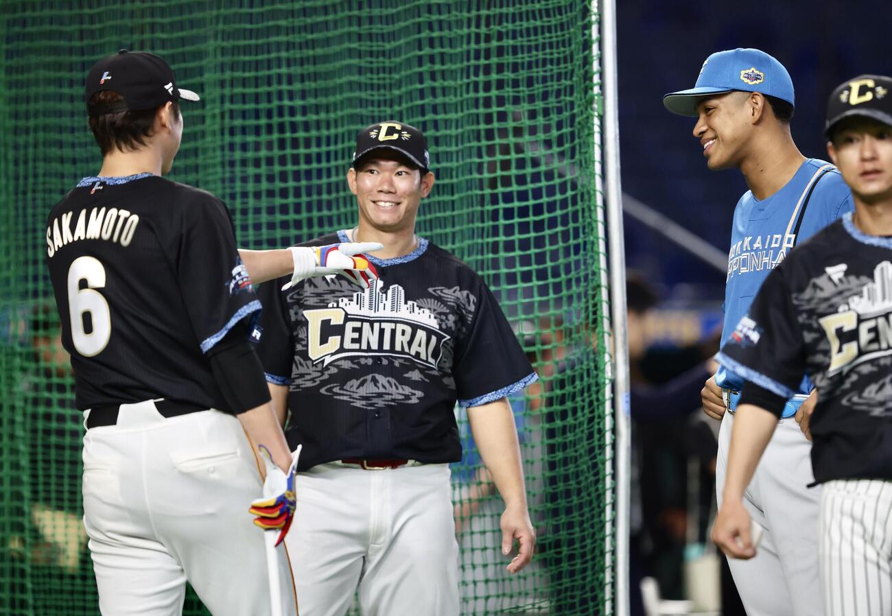 全セ対全パ　試合前、巨人坂本勇人（左）と言葉を交わす日本ハム万波中正（右）と広島坂倉将吾（撮影・河田真司）