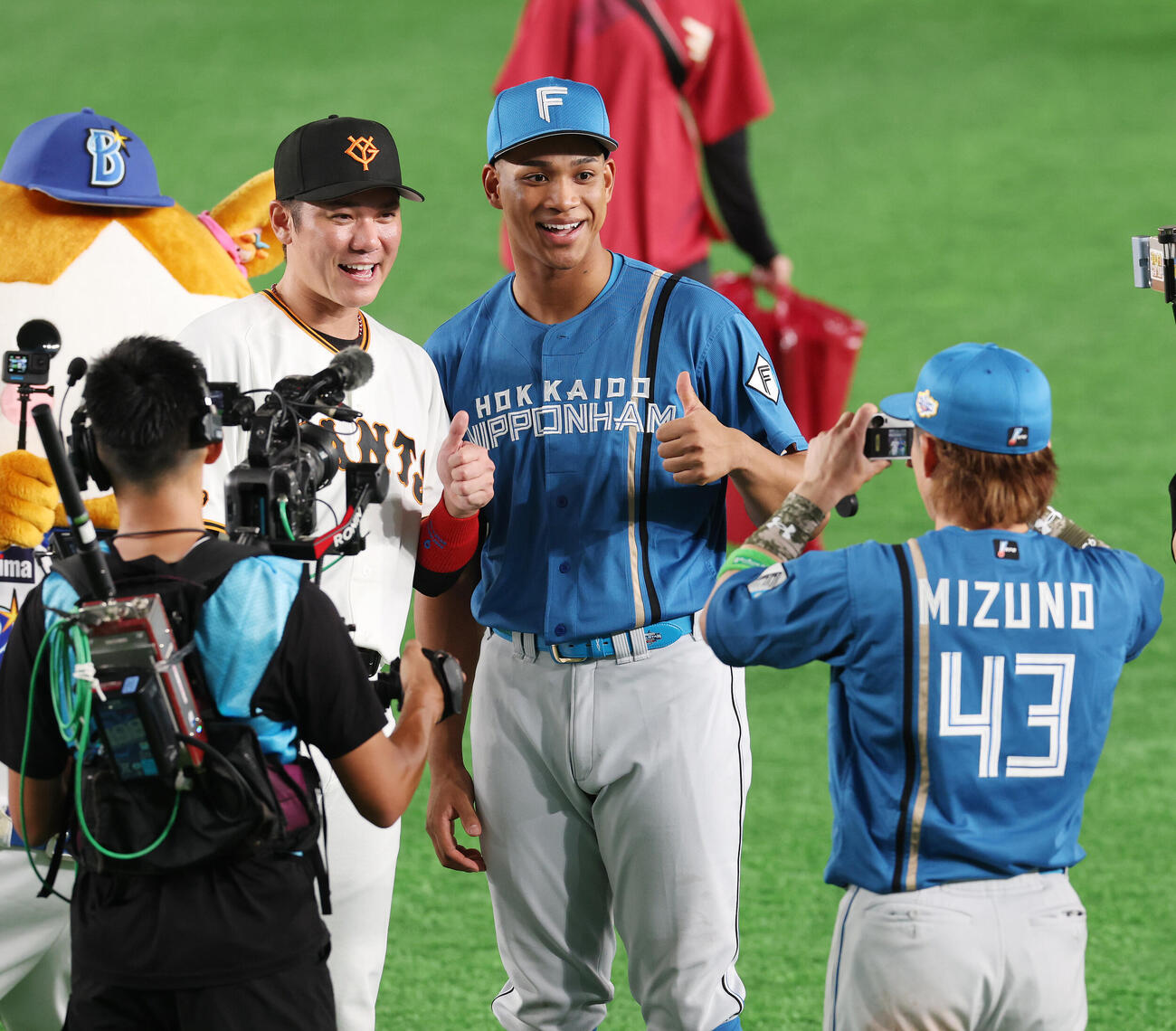 全セ対全パ　試合後、巨人坂本勇人（左）との記念撮影を日本ハム水野達稀（右）に撮影してもらう万波中正（撮影・宮地輝）