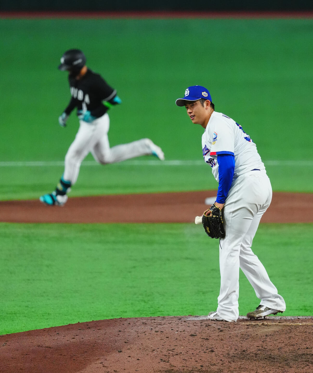 全セ対全パ　8回表全パ無死一塁、西川史礁（後方）に2点本塁打を浴びる松山晋也（撮影・垰建太）