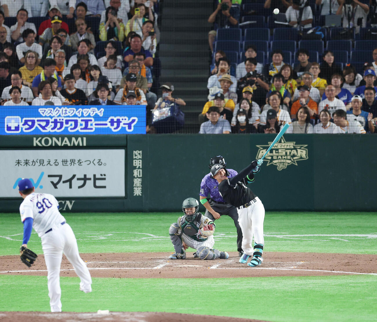 全セ対全パ　8回表全パ無死一塁、2点本塁打を放つ西川史礁。投手松山晋也（撮影・宮地輝）
