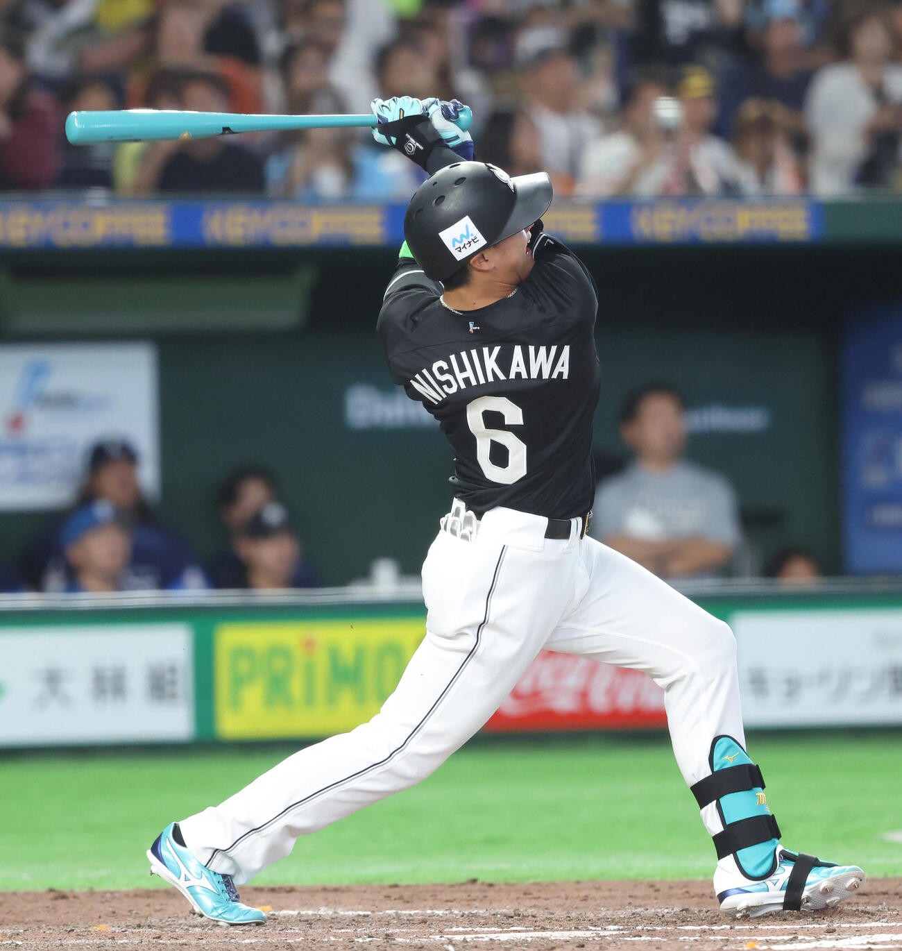 全セ対全パ　8回表全パ無死一塁、2点本塁打を放つ西川史礁（撮影・河田真司）