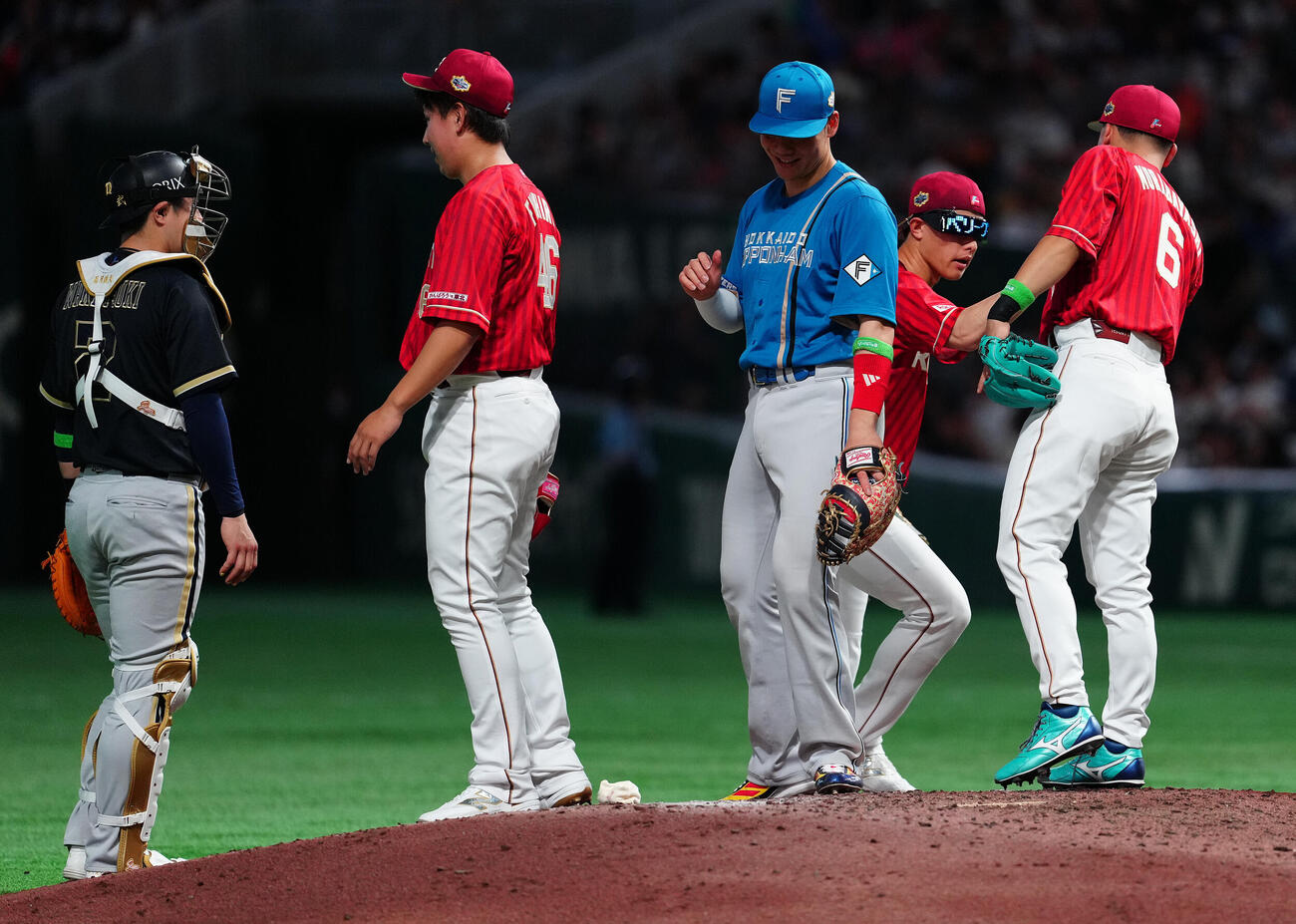 全セ対全パ　全セに勝利し、サングラスをかけハイタッチする全パ辰己涼介（右から2人目）（撮影・鈴木みどり）