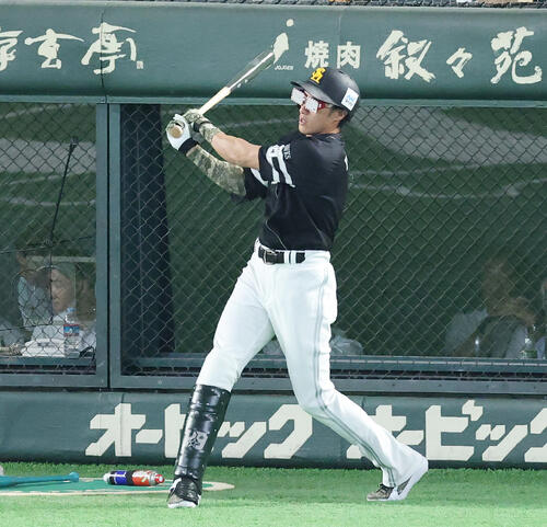 球宴】楽天辰己涼介が電光掲示サングラス着用し守備へ「楽天カードマン
