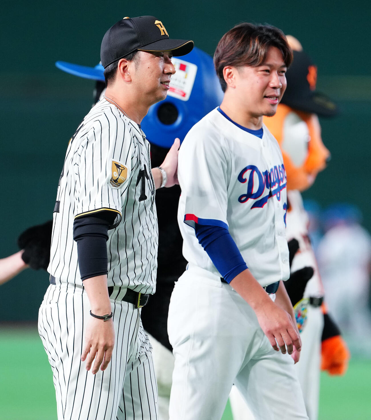 全セ対全パ　試合後、大野雄大（右）に声をかける全セ藤川球児監督（撮影・鈴木みどり）