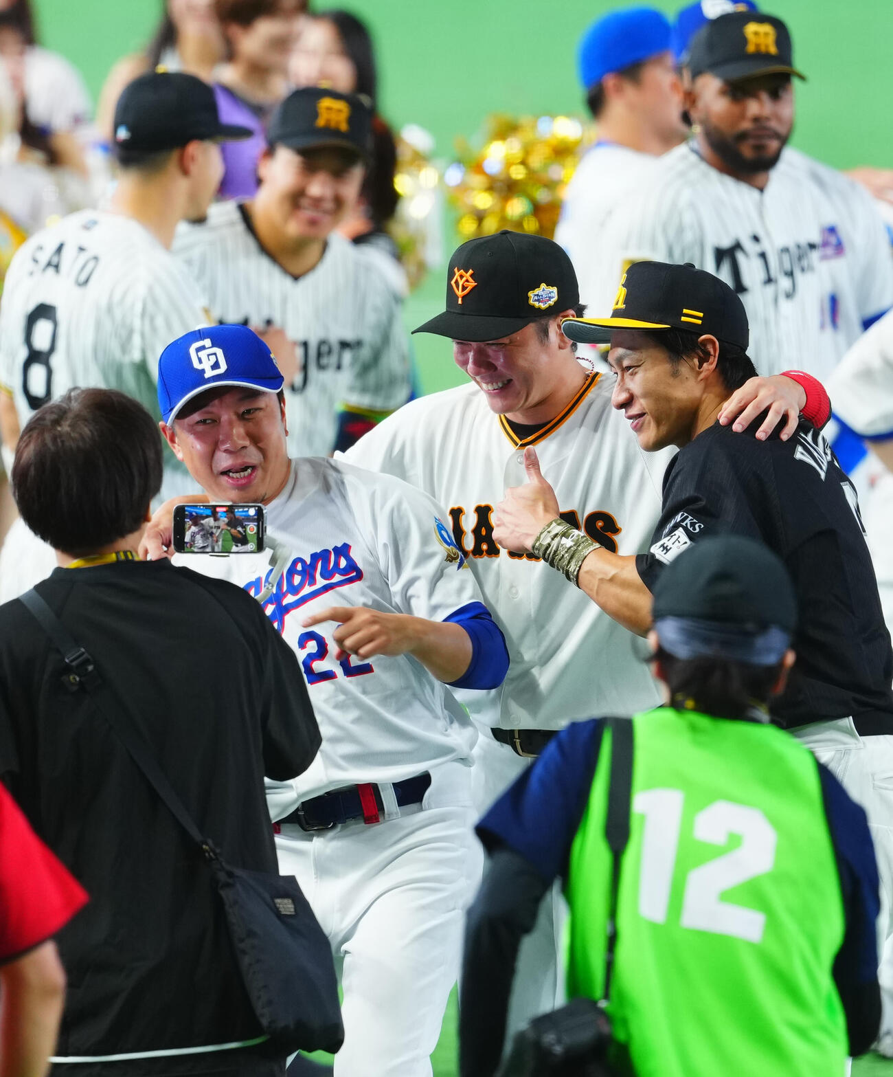 全セ対全パ　試合後、同学年の3人で写真に納まる坂本勇人（中央）、大野雄大（左）、柳田悠岐（撮影・垰建太）