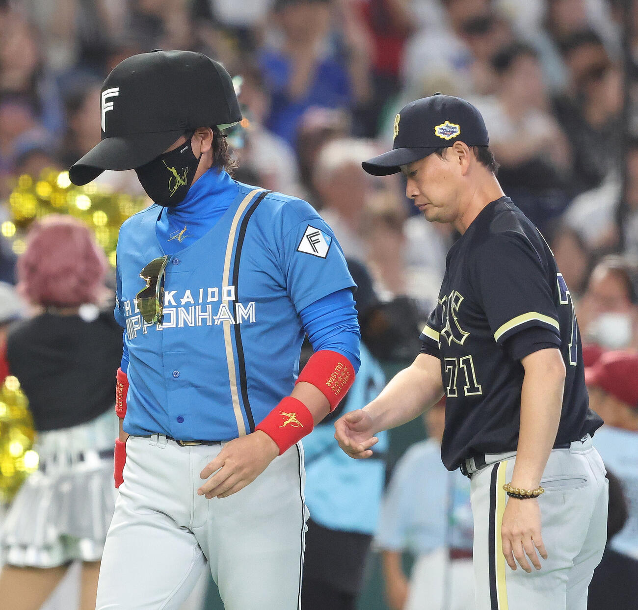 全セ対全パ　開始前、奇抜な帽子で登場する日本ハム新庄剛志監督（左）とオリックス岸田護監督（撮影・河田真司）