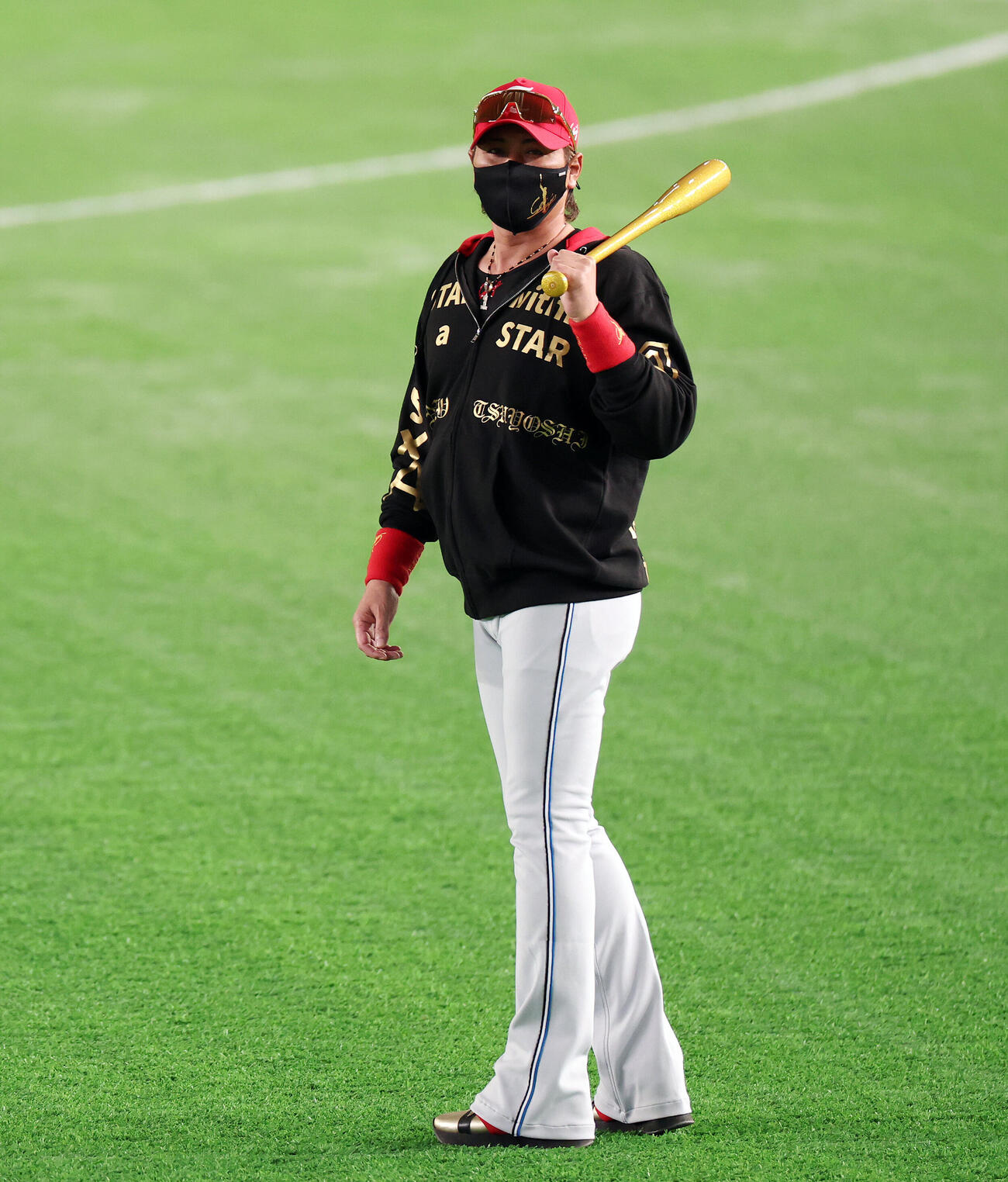 全セ対全パ　試合前練習を見つめる日本ハム新庄剛志監督（撮影・宮地輝）