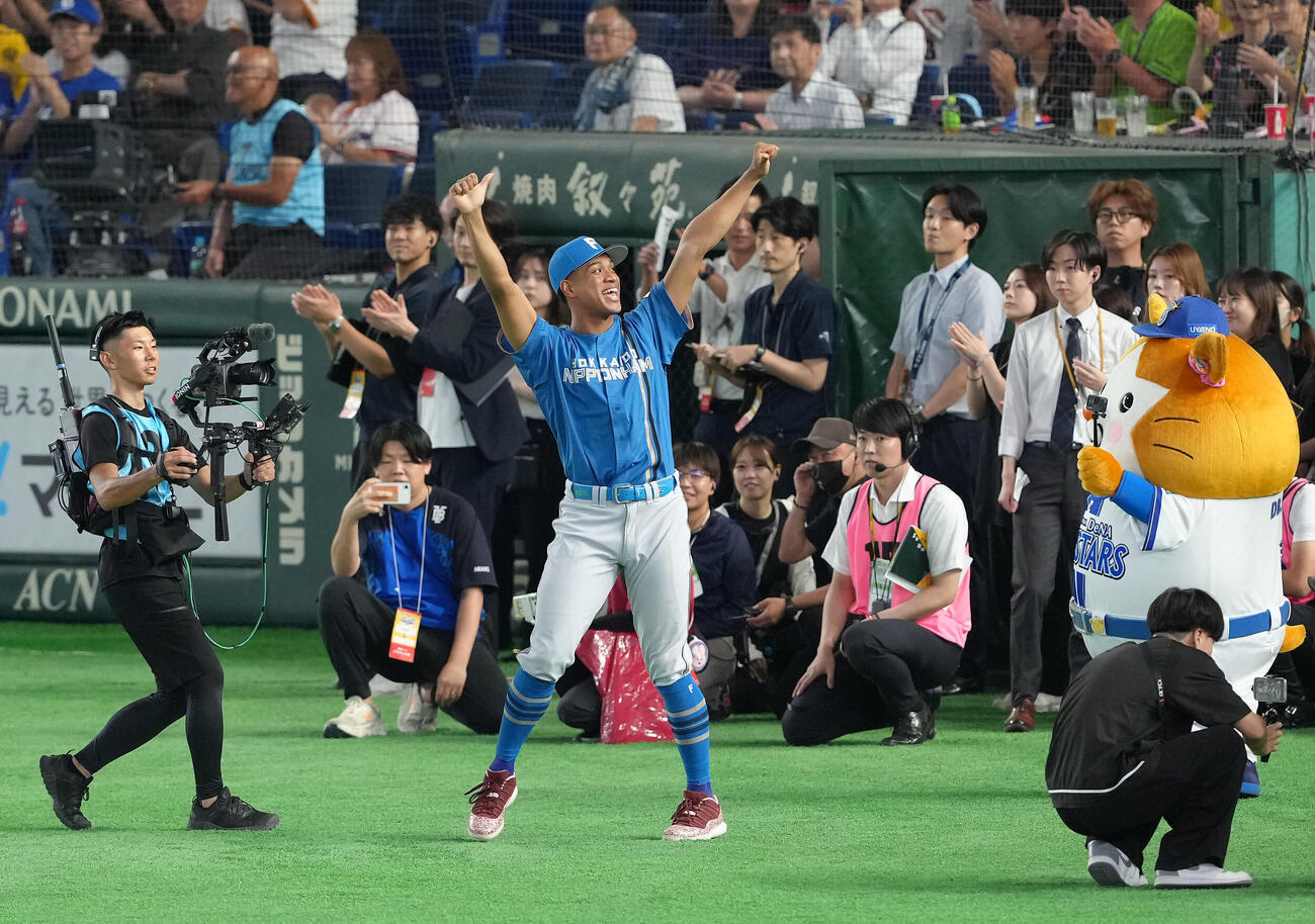 マイナビオールスターゲーム2026　第1戦　全セ対全パ　MVPに選ばれガッツポーズする全パ万波中正（撮影・足立雅史）