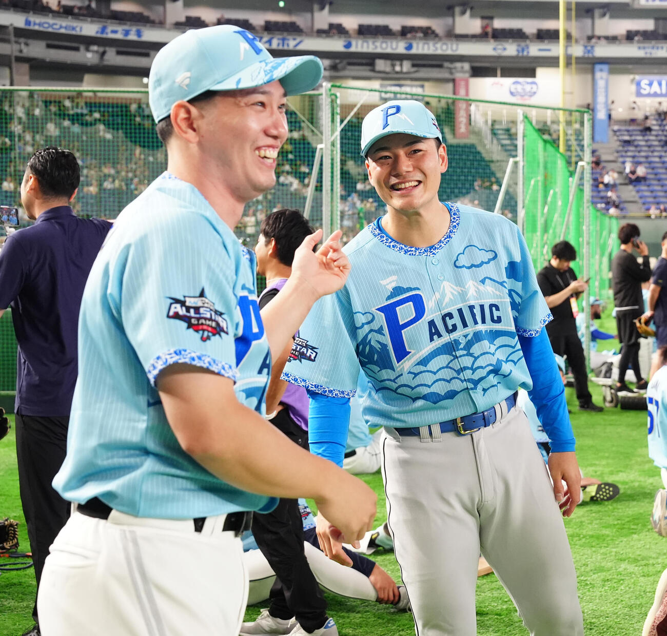 全セ対全パ　談笑する日本ハム清宮幸太郎（右）とソフトバンク栗原陵矢（撮影・鈴木みどり）