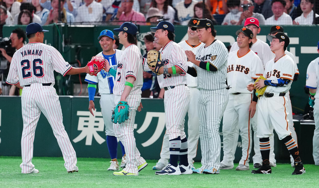 全セ対全パ　1回表を抑えた山野太一（左）を迎える全セナイン（撮影・鈴木みどり）
