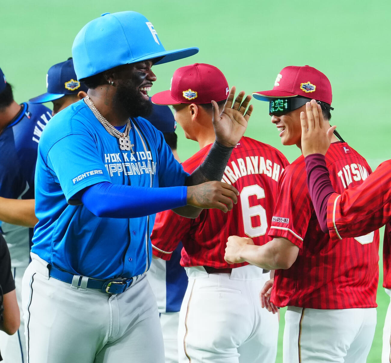 全セ対全パ　選手紹介で登場する大きな帽子をかぶり登場する全パフランミル・レイエス（左）（撮影・垰建太）