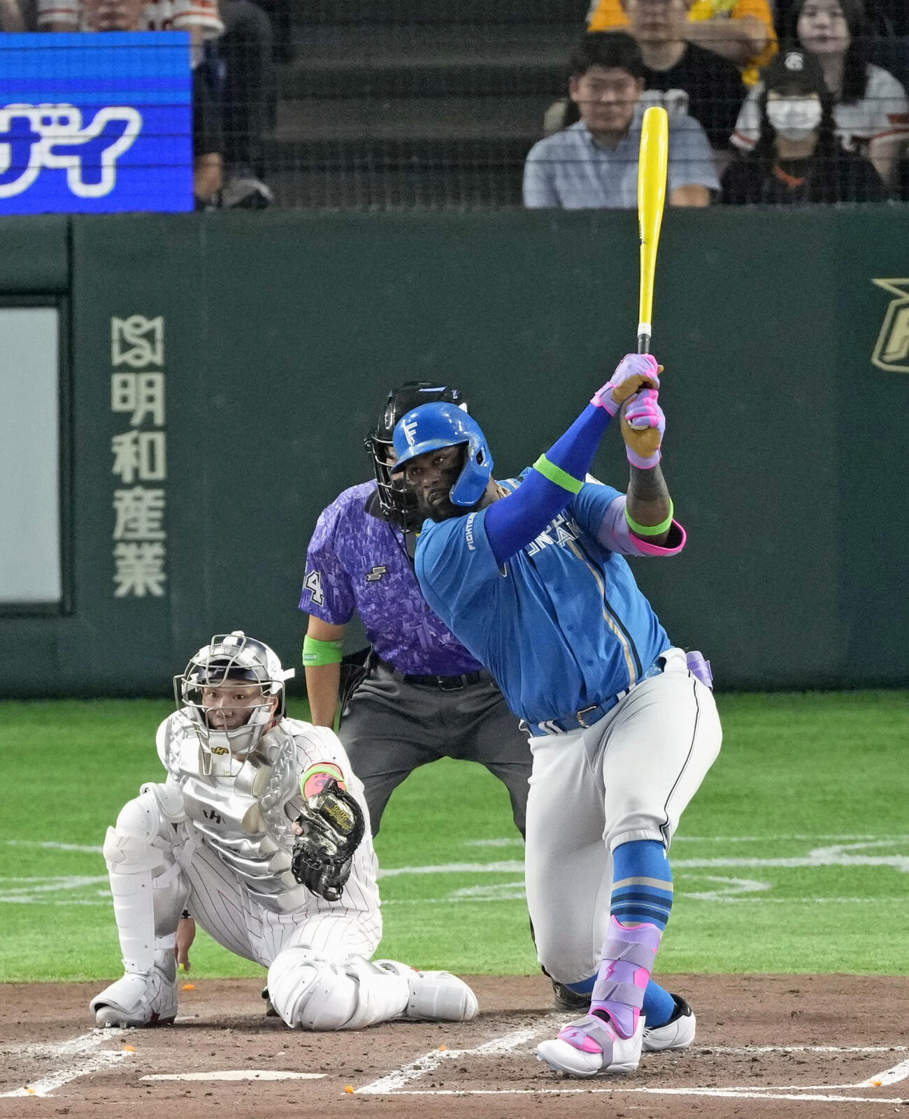 3回全パ2死二塁、レイエスが右前に適時打を放つ。捕手古賀＝東京ドーム（共同）