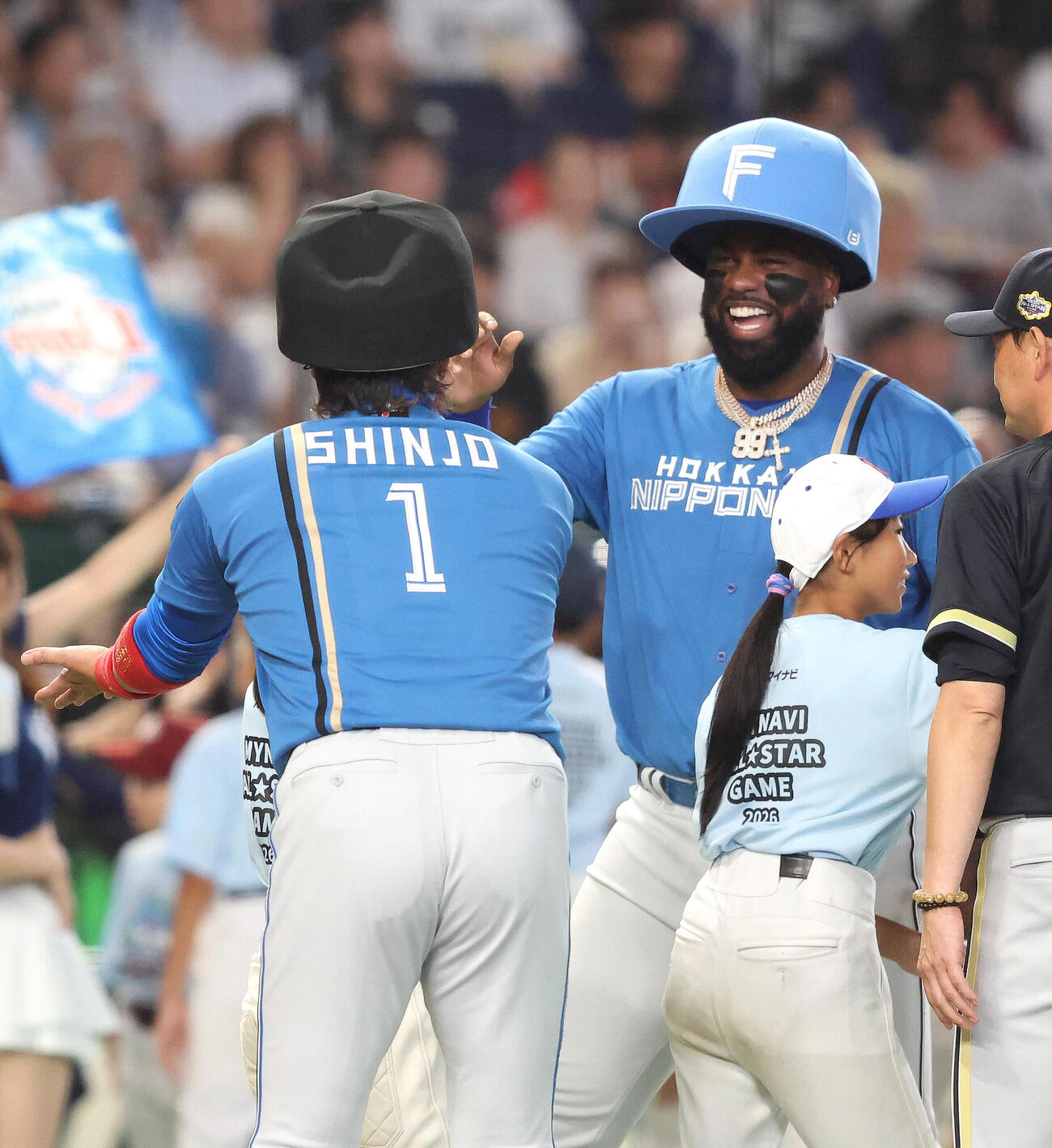 全セ対全パ　開始前、奇抜な帽子で登場する日本ハムレイエス（撮影・河田真司）