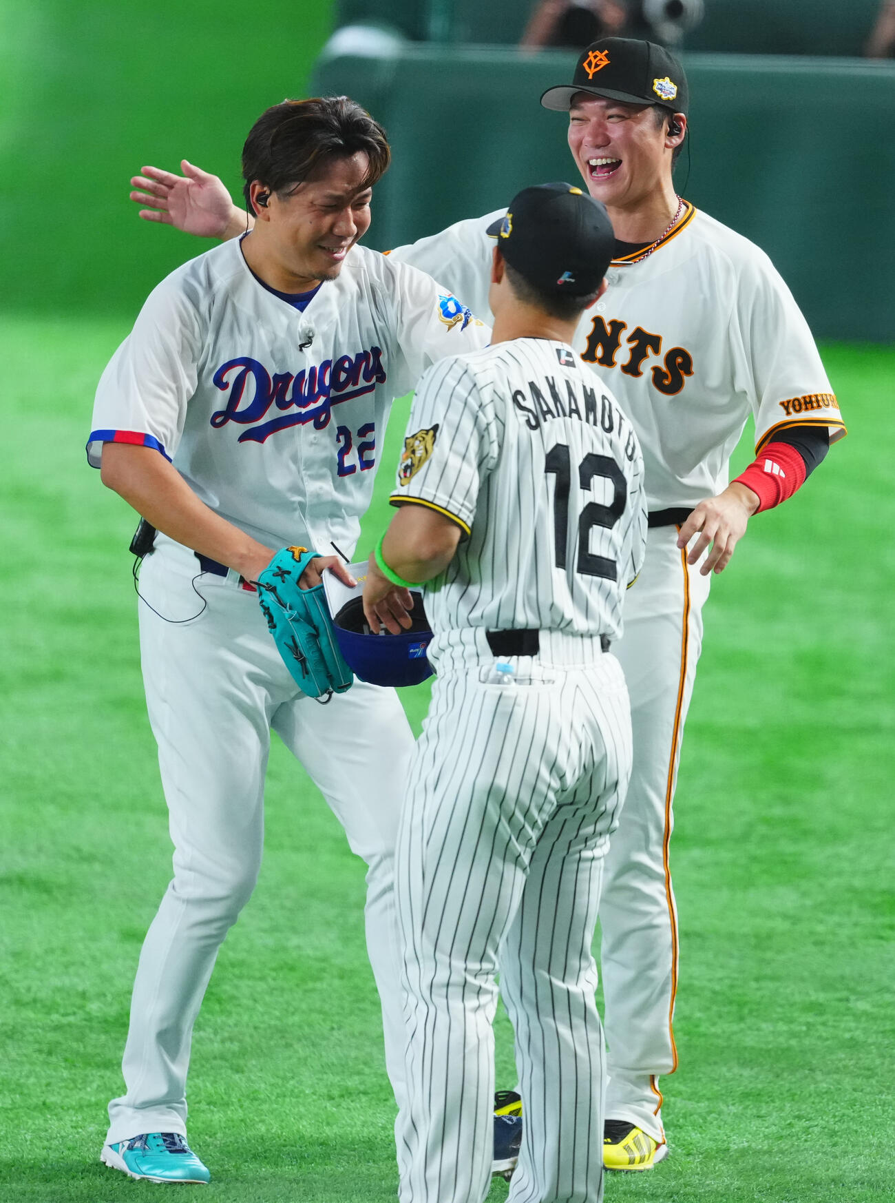 全セ対全パ　5回表を投げ終えた全セ大野雄大（左）を笑顔で出迎える坂本勇人（右）（撮影・垰建太）