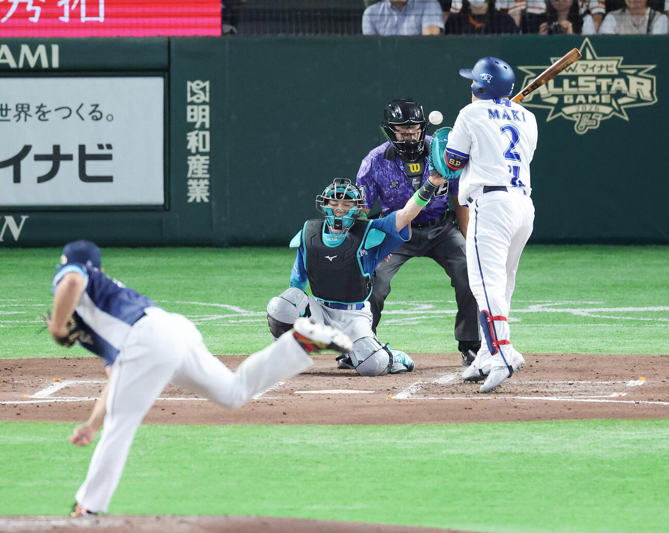 全セ対全パ　3回裏全セ2死、死球を受ける牧秀悟。投手平良海馬（撮影・宮地輝）