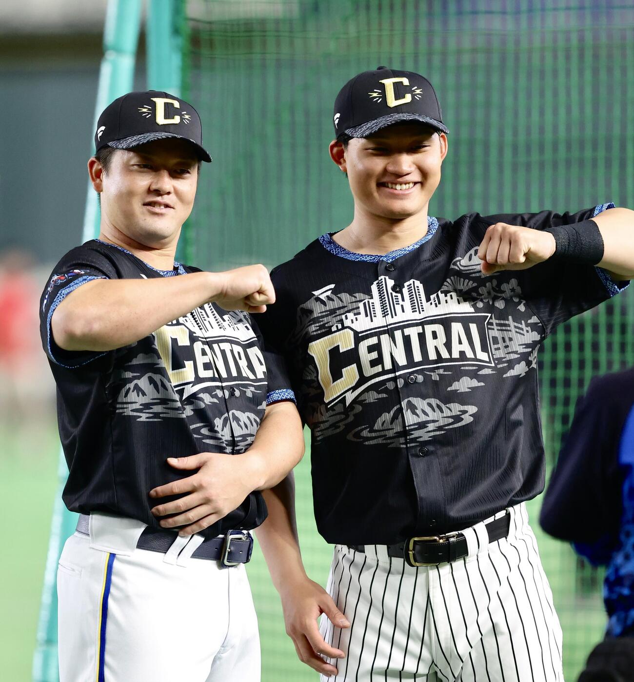 全セ対全パ　試合前、笑顔のDeNA牧秀悟（左）と阪神森下翔太（撮影・河田真司）