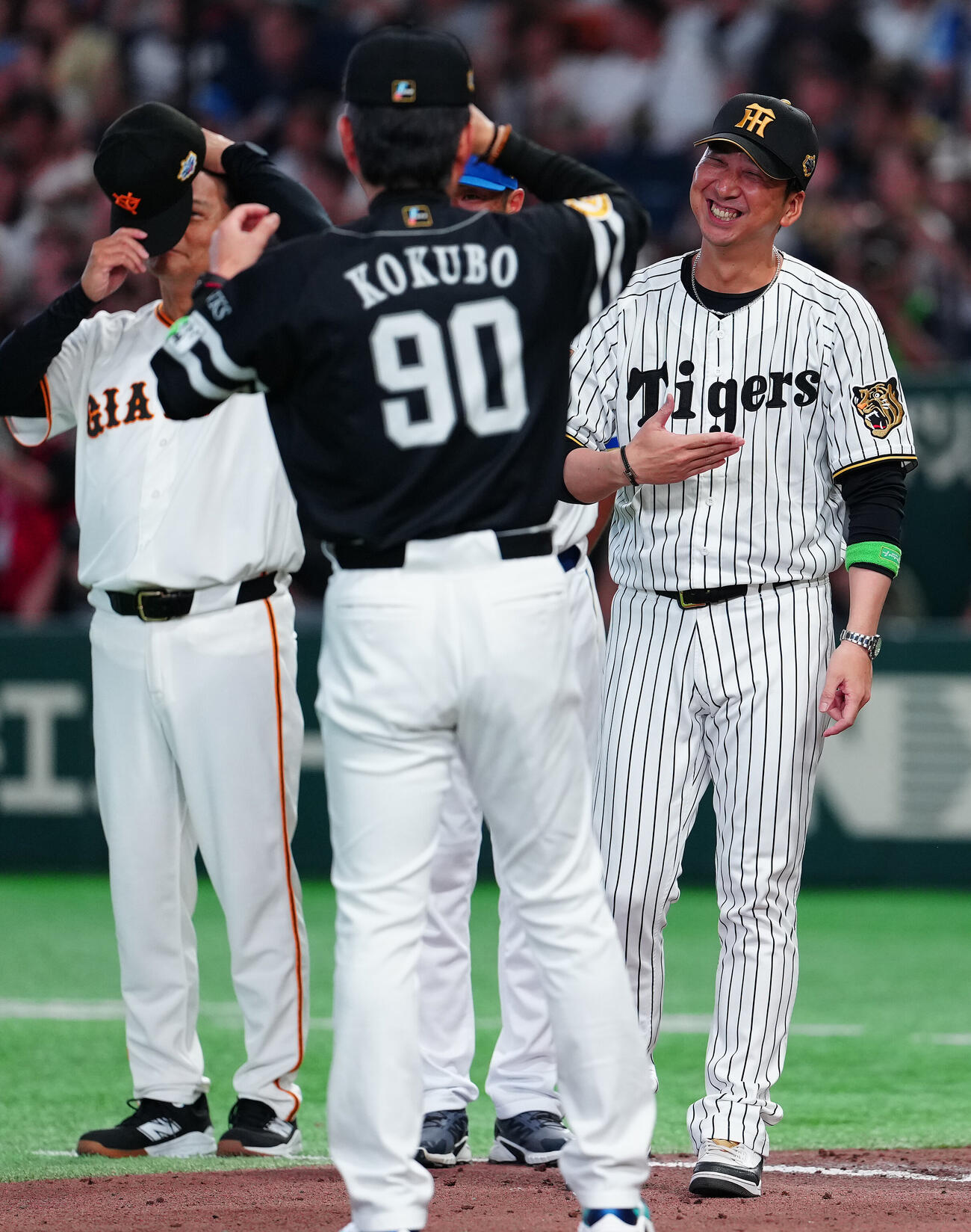 全セ対全パ　全パに敗れるも笑顔の全セ藤川球児監督（右）（撮影・鈴木みどり）