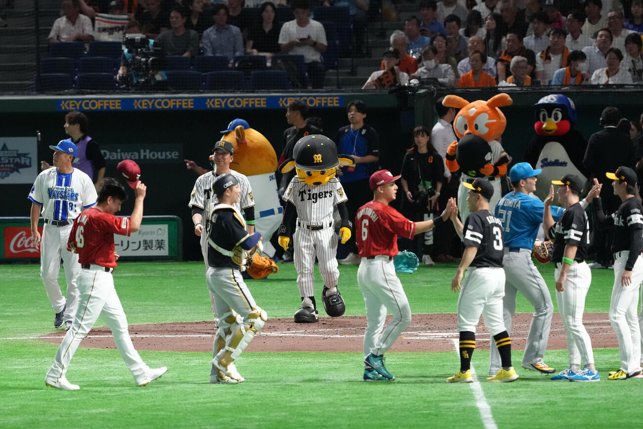 マイナビオールスターゲーム2026　第1戦　全セ対全パ　全パに敗れた全セ藤川球児監督（後方左から2人目）（撮影・足立雅史）