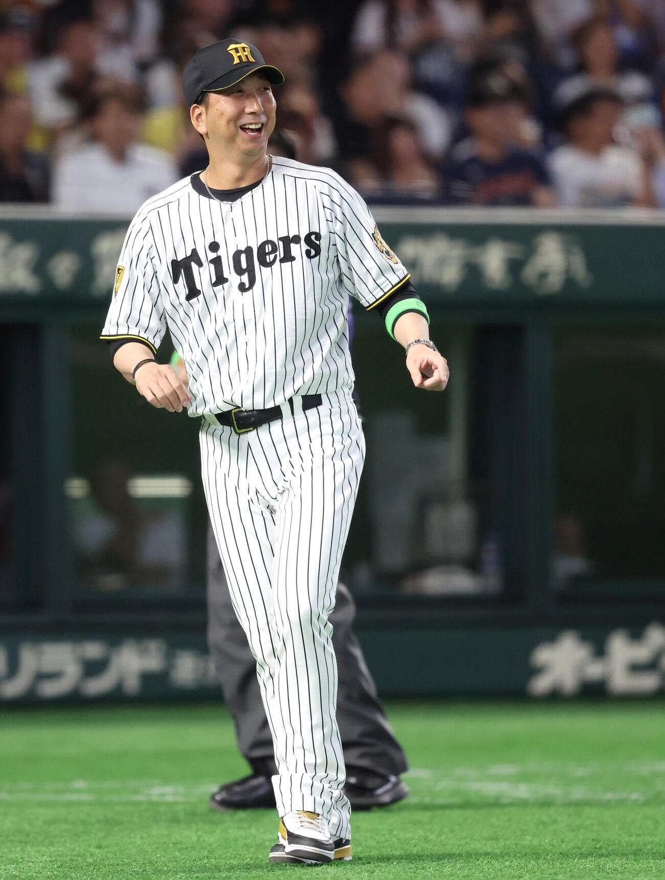 全セ対全パ　4回裏を終え選手交代を告げる全セ藤川球児監督（撮影・河田真司）