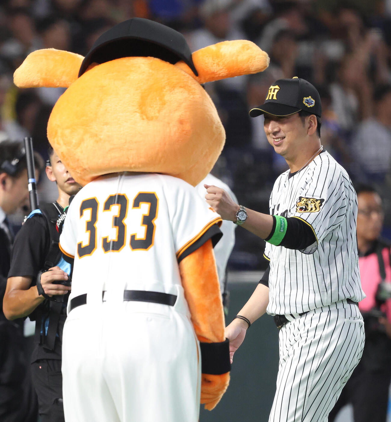 全セ対全パ　開始前、メンバー表交換を終え移動する全セ藤川球児監督（撮影・河田真司）