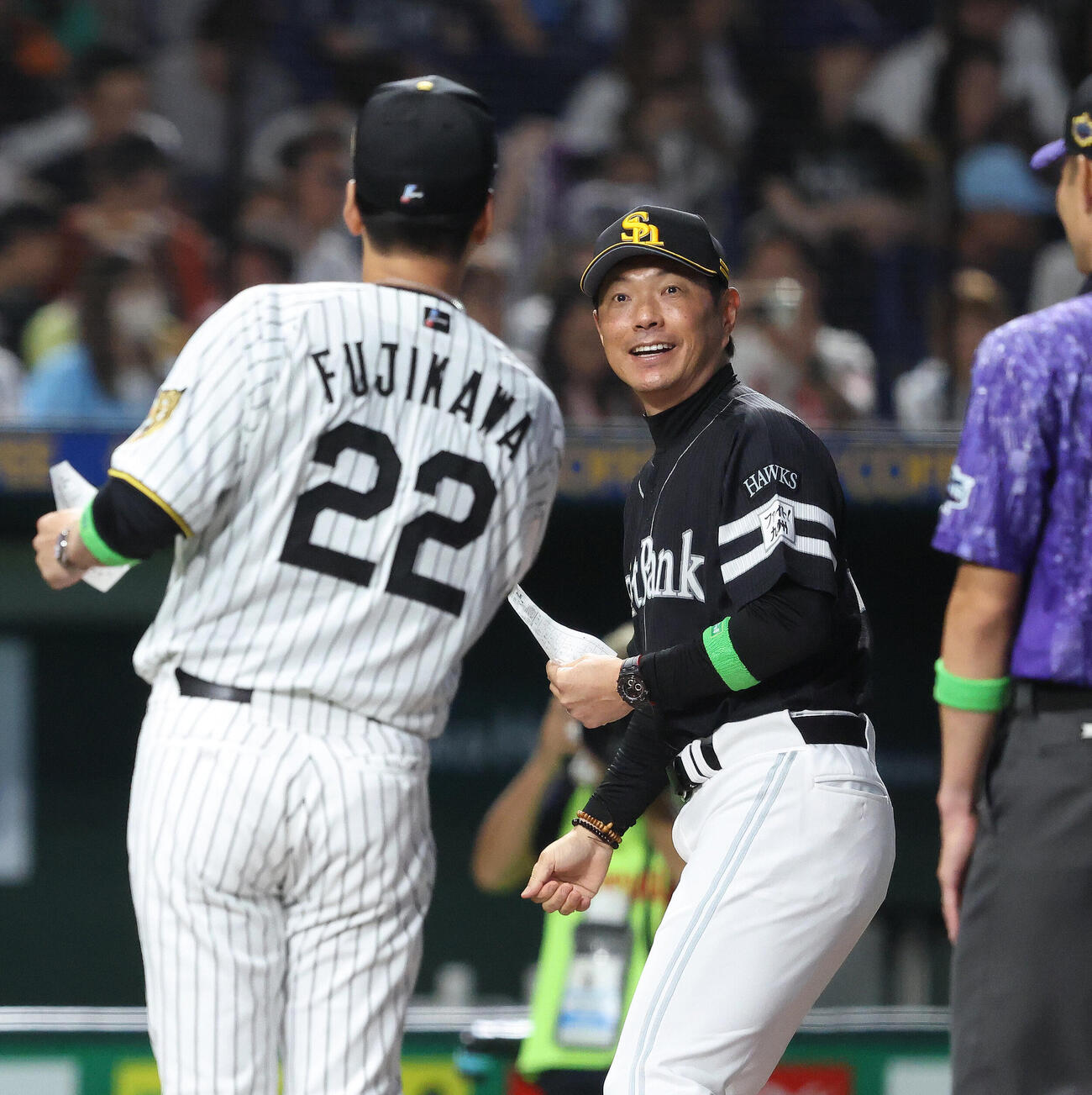 全セ対全パ　開始前、全セ藤川球児監督（左）とメンバー表交換する全パ小久保裕紀監督（撮影・河田真司）